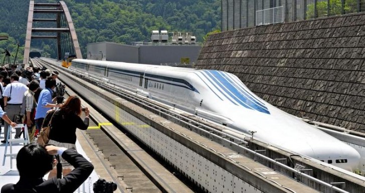 VIDEO: Nav slikti – Japānā vilcieni kursēs ar ātrumu virs 600 km/h! (603kph! Japan’s maglev train sets new world record!)