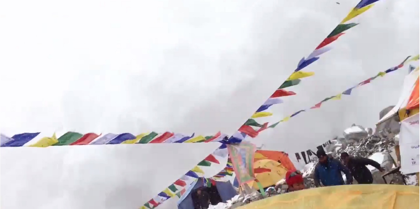 VIDEO: Šokējoši aculiecinieku video – 25.aprīļa lavīna Everestā.