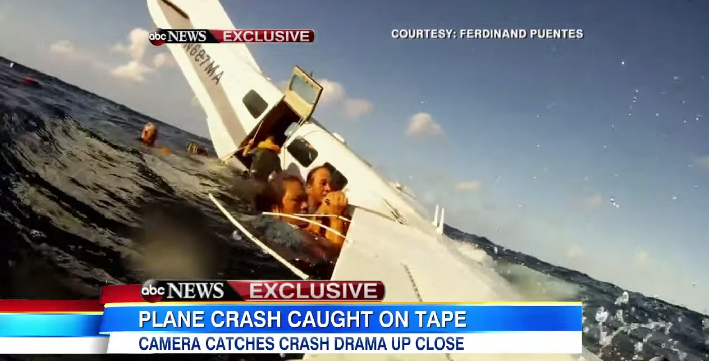 VIDEO: Lidmašīnas pasažieris video iemūžina lidaparāta avāriju okeānā un izdzīvo! (Hawaii Plane Crash Caught on Tape!)