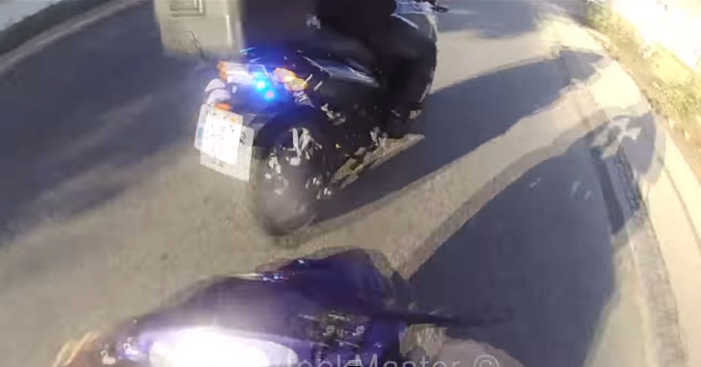 VIDEO: Čalis ar motorolleri bēg no policijas un to visu nofilmē! (SCOOTER VS 2 POLICE MOTORCYCLES! Danish Police Chase!)