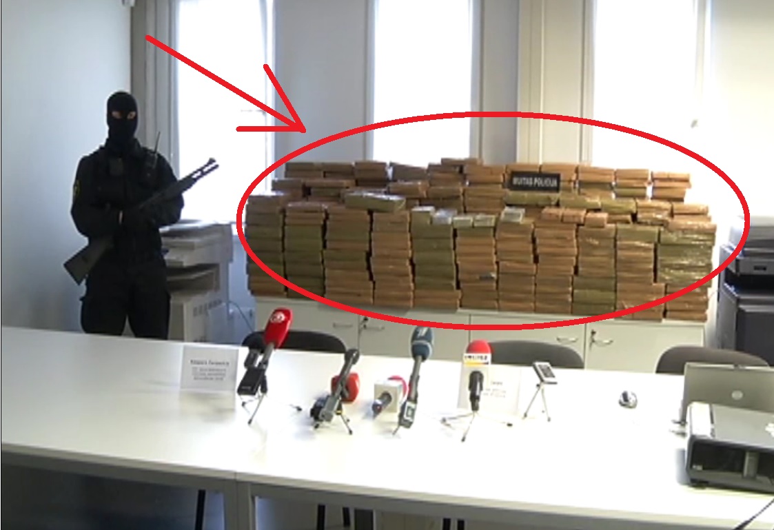 VIDEO: Kā izskatās vairāk, kā tonna “zālītes” jeb hašiša? Paldies, Latvijas Muitas policijai!
