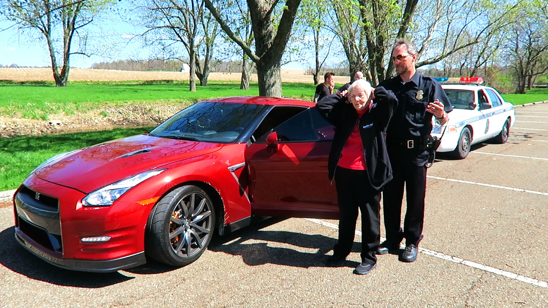 VIDEO: 78-gadīgu vecmāmiņu arestē par… sporta auto zādzību! (Grandma Gets Arrested PRANK!)