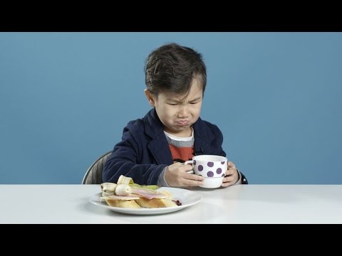 VIDEO: Amerikāņu bērni ēd citu valstu brokastis. (American Kids Try Breakfasts From Around the World)