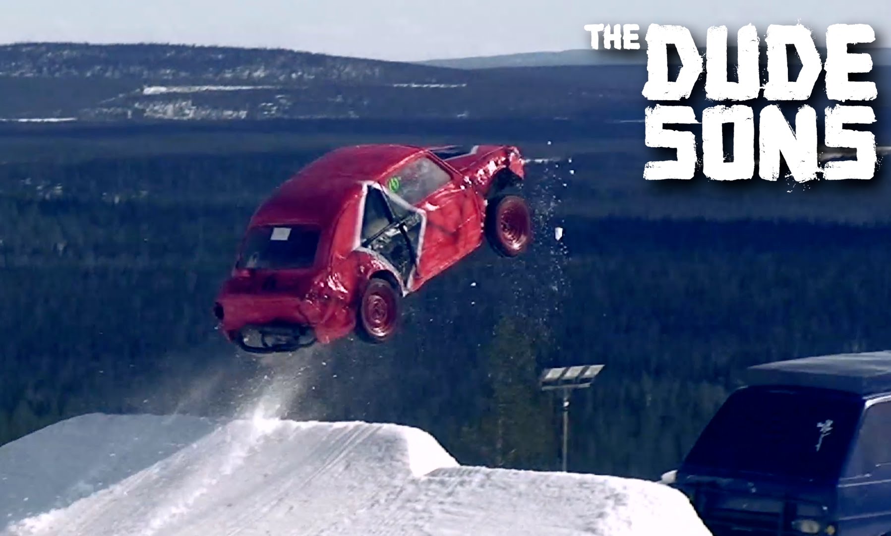 VIDEO: Ar auto pa snovborda rampu! (Car Launch From A Snowboard Ramp)