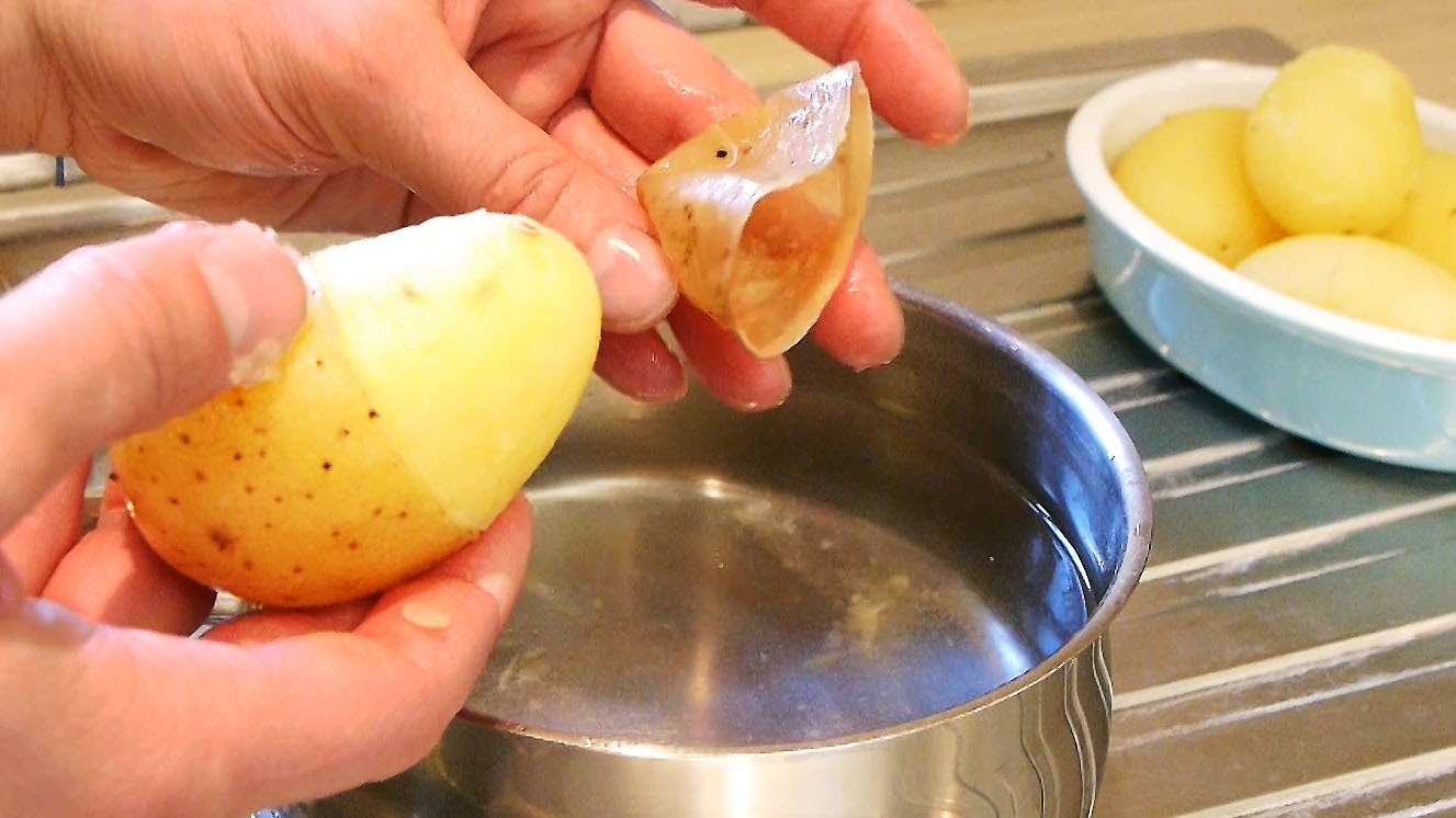VIDEO: Ātrākais veids, kā nomizot kartupeļus! (Super Quick Potato Peeling!)