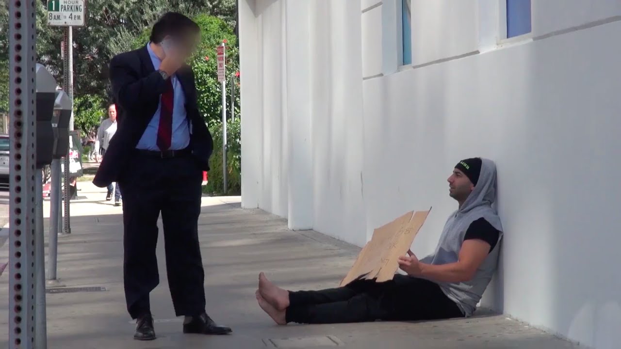 VIDEO: Bezpajumtnieks pārsteidz garāmgājējus! (WHAT IF THE HOMELESS GAVE YOU MONEY?)
