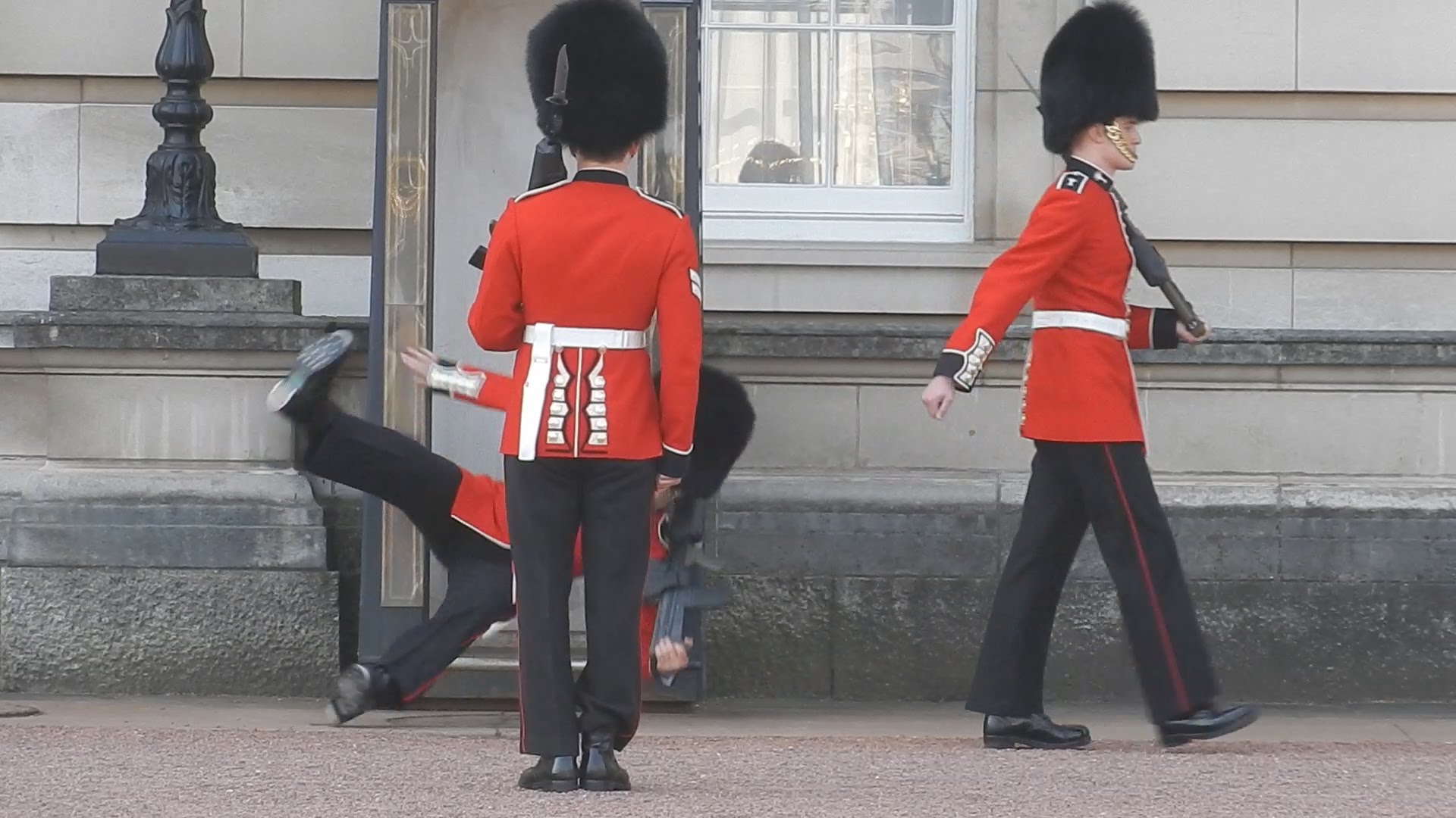 VIDEO: Elizabetei šis varētu nepatikt… (Buckingham Palace guard slips and falls)