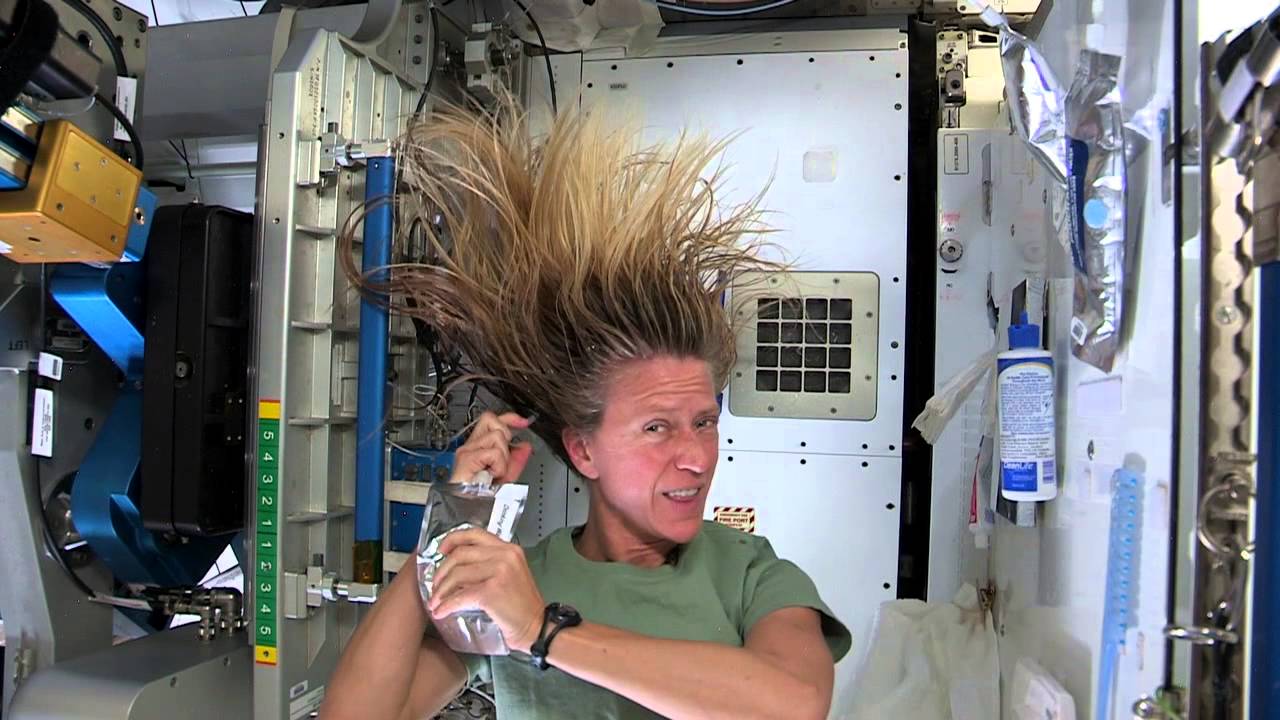 VIDEO: Kā mazgā matus kosmosā? (Inside the ISS – Hair Raising Hygiene!)