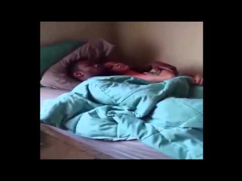VIDEO: Kā vīrietis pieķēra draudzeni gultā ar citu! Kāda bija pieķerto reakcija? (Cheating Girlfriend Caught With Another Man In Bed & She Don’t Even Care!)