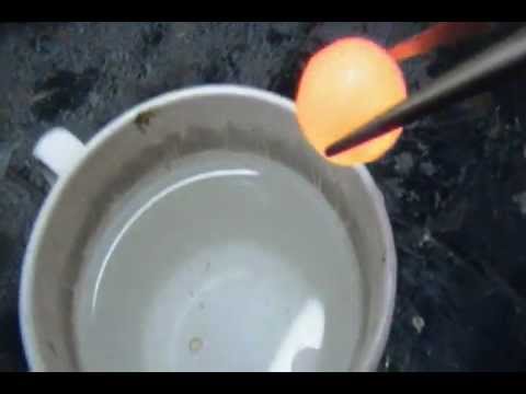 VIDEO: Kas notiek, kad sakarsētu lodīti iemet ūdenī ūdenī? (Red Hot Nickel Ball In Water)