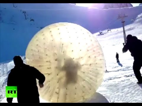 VIDEO: Krievijas kūrortā ziemas izpriecas pārvēršas baisā traģēdijā! (Deadly zorb tragedy at Russian ski resort caught on camera!)
