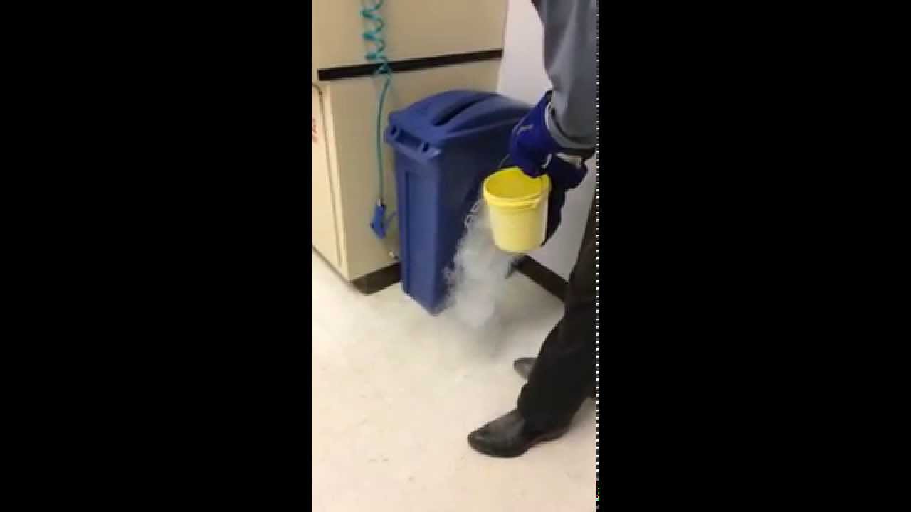 VIDEO: Labākais veids kā tīrīt grīdu! (Cleaning the Floor with Liquid Nitrogen)