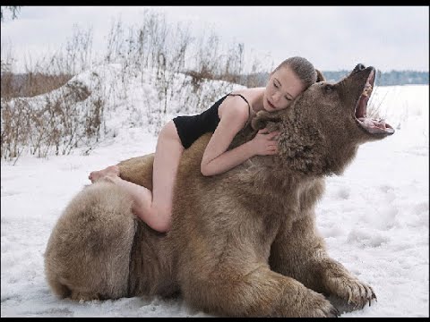 VIDEO: Puskailas krievu modeles pozē ar… dzīvu lāci! (Russian Models Pose with Bear for Anti-Hunting Campaign!)