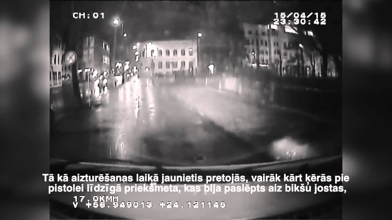 VIDEO: Rīgas ielās divi jaunieši ar gāzes ieročiem bēg no policijas!