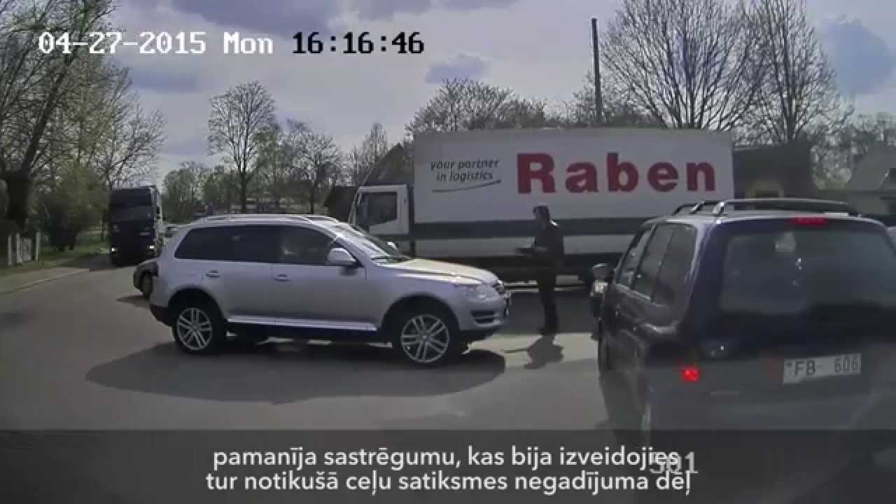 VIDEO: Rīgas Pašvaldības policisti palīdz tēvam nogādāt slimnīcā bērnu!