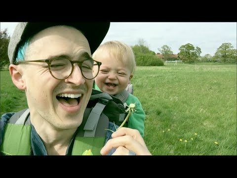 VIDEO: Tēvs smīdina dēlu! (Buzz and the Dandelions)