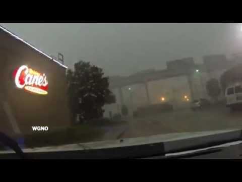 VIDEO: Vētra apgāž vilcienu! (Train Blown Off New Orleans Bridge During Storm)