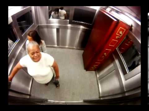 VIDEO: Visai baisi! Iesprūst liftā ar zārku un…. (Coffin in elevator!)