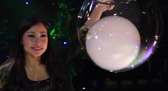 VIDEO: Apbrīnojami! Pasaulē labākā burbuļu māksliniece! (Ana Yang Gazillion Bubble Show!)
