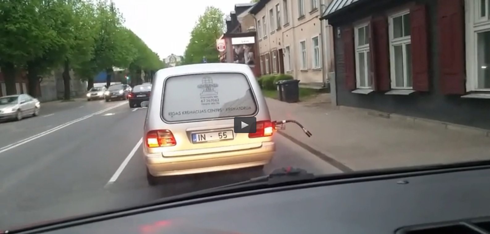 VIDEO: Rīgas ielās plosās katafalks ar pārdzērušos šoferi pie stūres! Policija nereaģē!