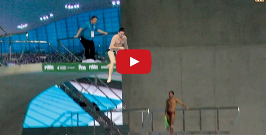VIDEO: Viņš ielavījās niršanas sacensībās, lai… (World Diving Championship Hijack!)