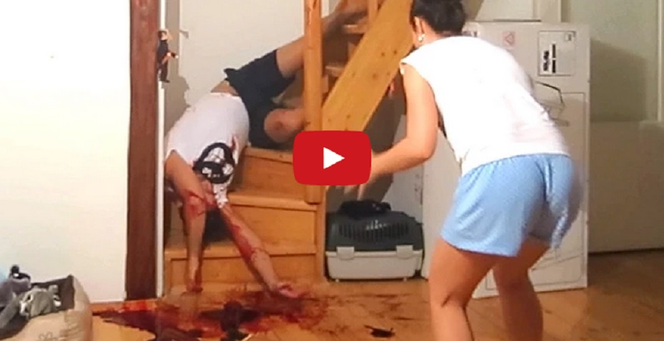 VIDEO: Baiss kritiens pa kāpnēm! Meitene atrod draugu “asiņu peļķē”! (Dead Boyfriend Prank!)