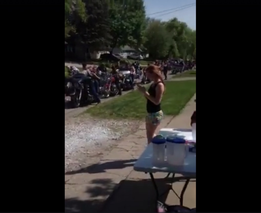 VIDEO: Motociklistu brālība ielenca mazas meitenes! Kāds bija iemesls? (Motorcycle Gang Takes Over Little Girls’ Lemonade Stand!)