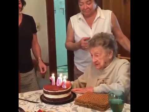 VIDEO: 102 gadus vecai kundzei gadījās neliels misēklis… (Grandma tries to blow out birthday candles, blows out her dentures instead in her 102 birthday)