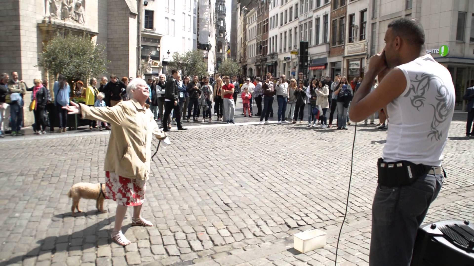 VIDEO: Dejojošā vecmāmiņa ielu muzikantam un garāmgājējiem sarīkoja īstu šovu! (Beatbox a Bruxelles)