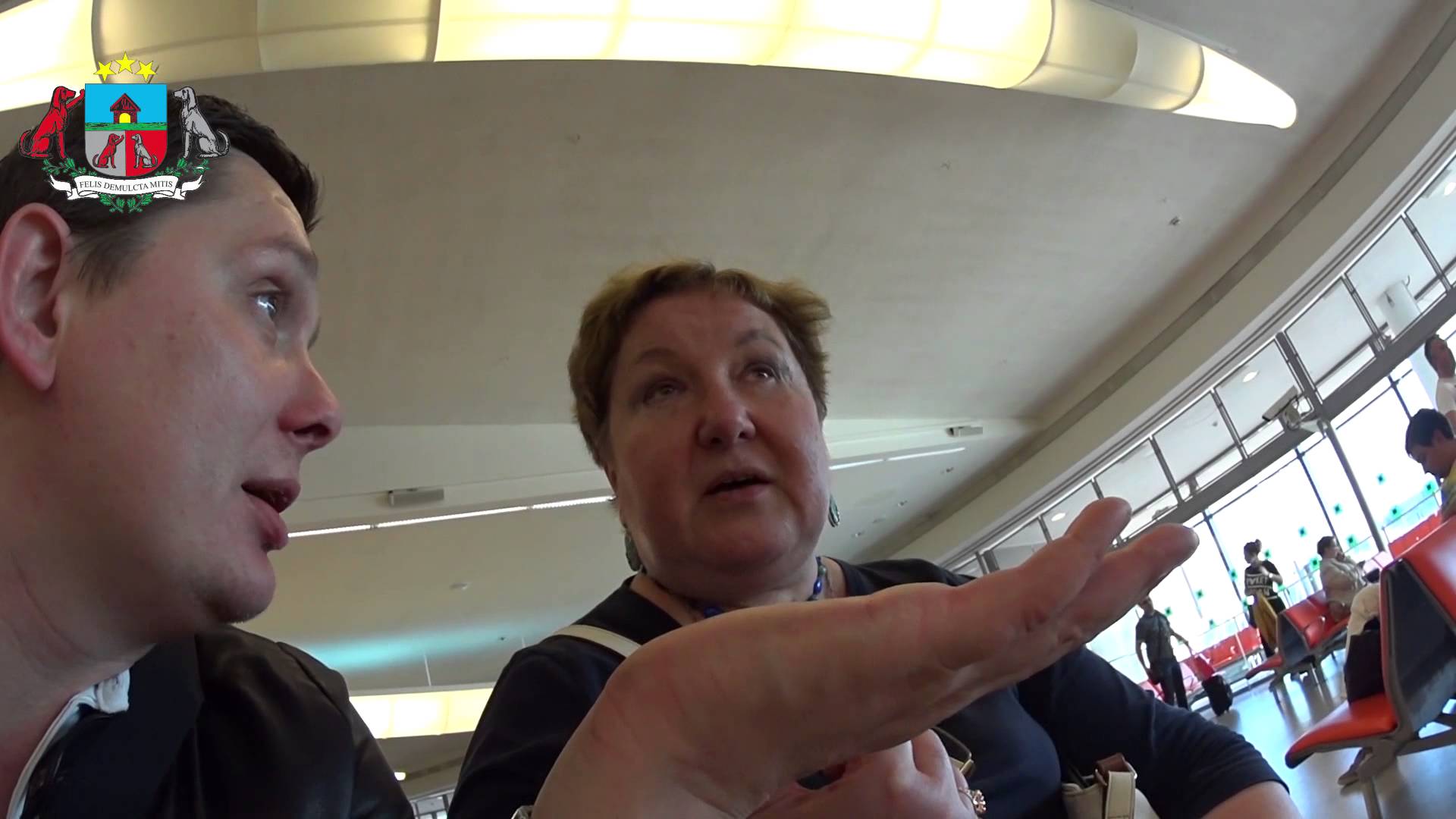 VIDEO: Inspektors Kaimiņš lidostā pratina Silviju Šimfu!