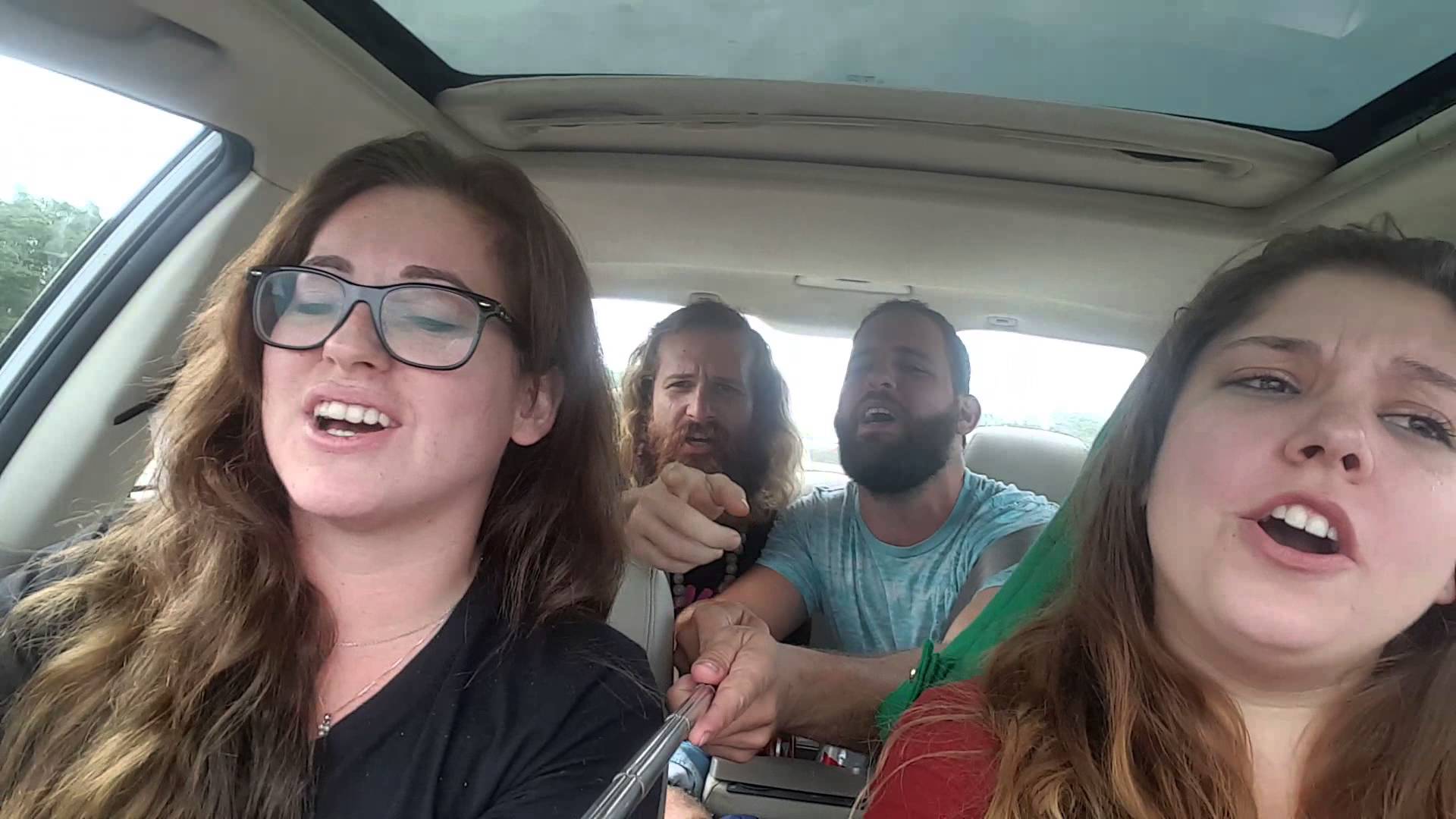 VIDEO: Jaunieši automašīnā filmējot video selfiju piedzīvo avāriju! (Car singalong goes bad!)