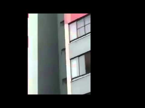 VIDEO: Kā ugunsdzēsējs izglāba pašnāvnieci? (Suicidal: Brazilian Firefighter Kicks Woman Through Window!)