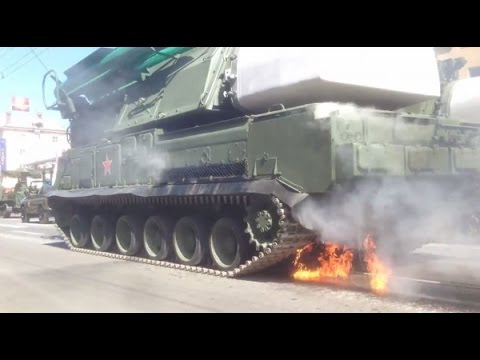 VIDEO: Krievijā 9.maija parādes laikā aizdegas raķešu sistēma! (SAM “Buk” burned at the victory parade in Chita. 09/05/2015)
