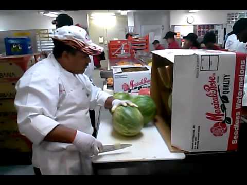 VIDEO: Pasaulē ātrākais arbūzu mizotājs! (Amazing cutting Watermelon high speed!)