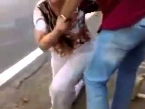 VIDEO: Sieviete pēc aizturēšanas krīt histērijā… (Женская истерика на дороге после нарушения ПДД!)