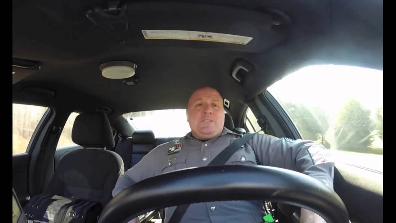 VIDEO: Šis visticamāk ir jautrākais policists pasaulē! (Dover Police DashCam Confessional (Shake it Off))