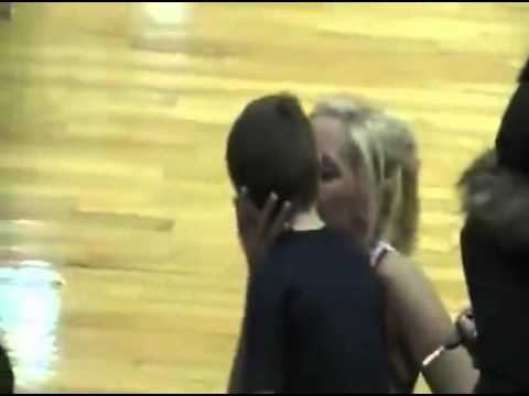 VIDEO: Zēns dabū buču no karsējmeitenes! (Little Boy Steals Kiss From Cheerleader )