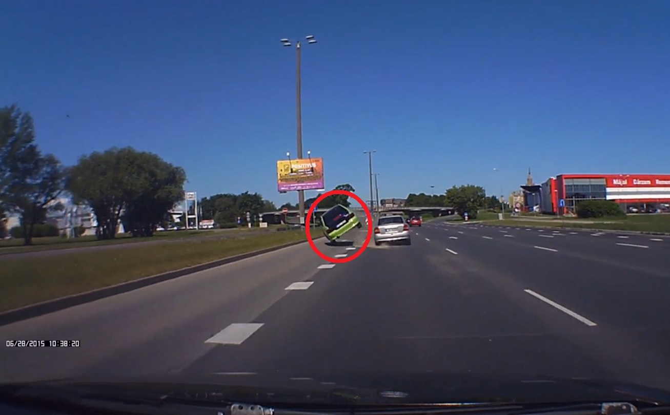 VIDEO: Rīgas centrā automašīna uzmet kūleni gluži, kā asa sižeta filmā!