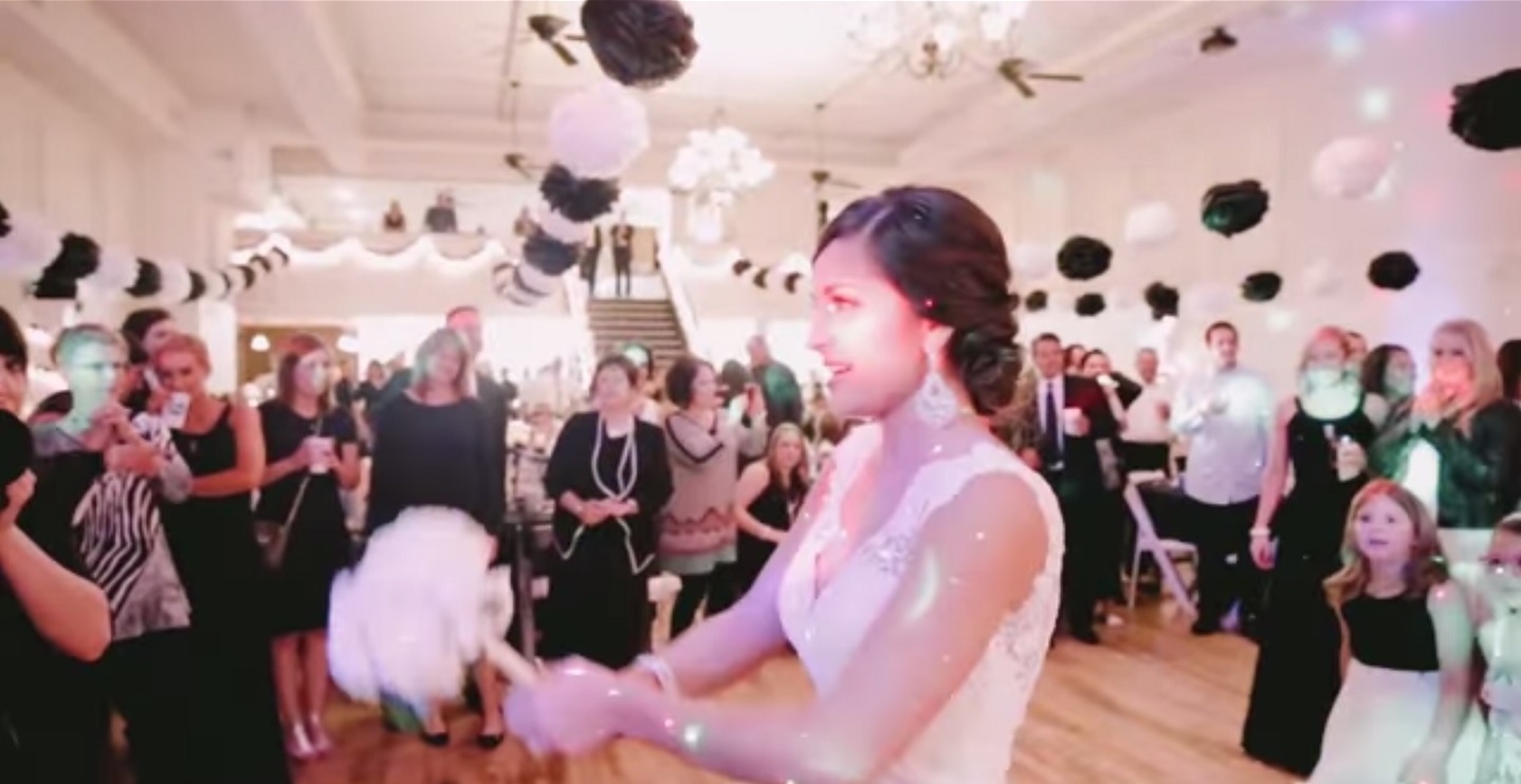 VIDEO: Viņa līgavas pušķi nemeta, bet iedeva savai māsai… kas sekoja pēc tam? (Wedding Reception Proposal!)