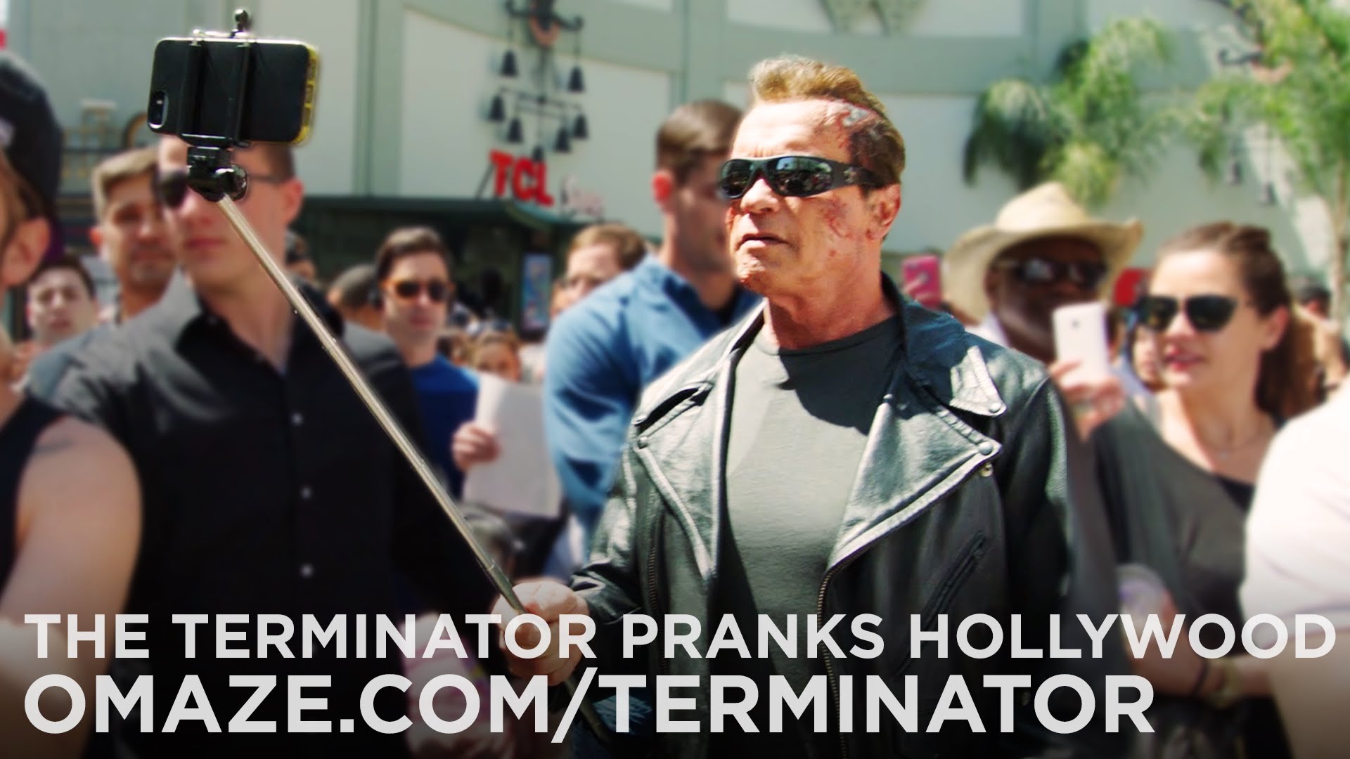 VIDEO: Ārnijs iziet ielās, kā Terminators un ne pa jokam pārbiedē cilvēkus! (Arnold Pranks Fans as the Terminator…for Charity!)
