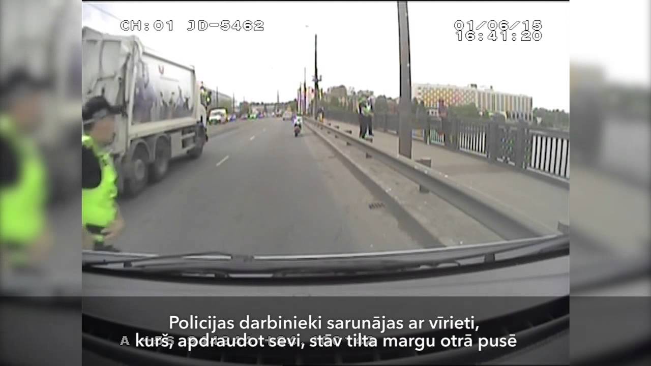 VIDEO: Kā policisti Rīgas centrā atturēja cilvēku no lēkšanas Daugavā?