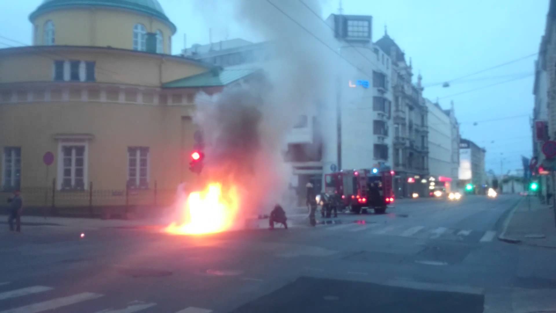 VIDEO: Pašā Rīgas centrā ar atklātu liesmu uzliesmo auto! (Car burns ir Riga city centre!)