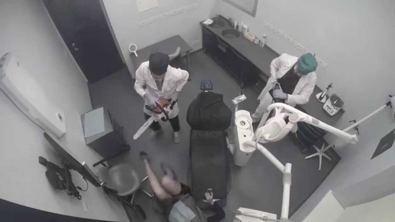 VIDEO: Šausmas zobārsta kabinetā! Iespējams stulbākā izjokošana, kāda jebkad redzēta! (Dentist Chainsaw Prank!)