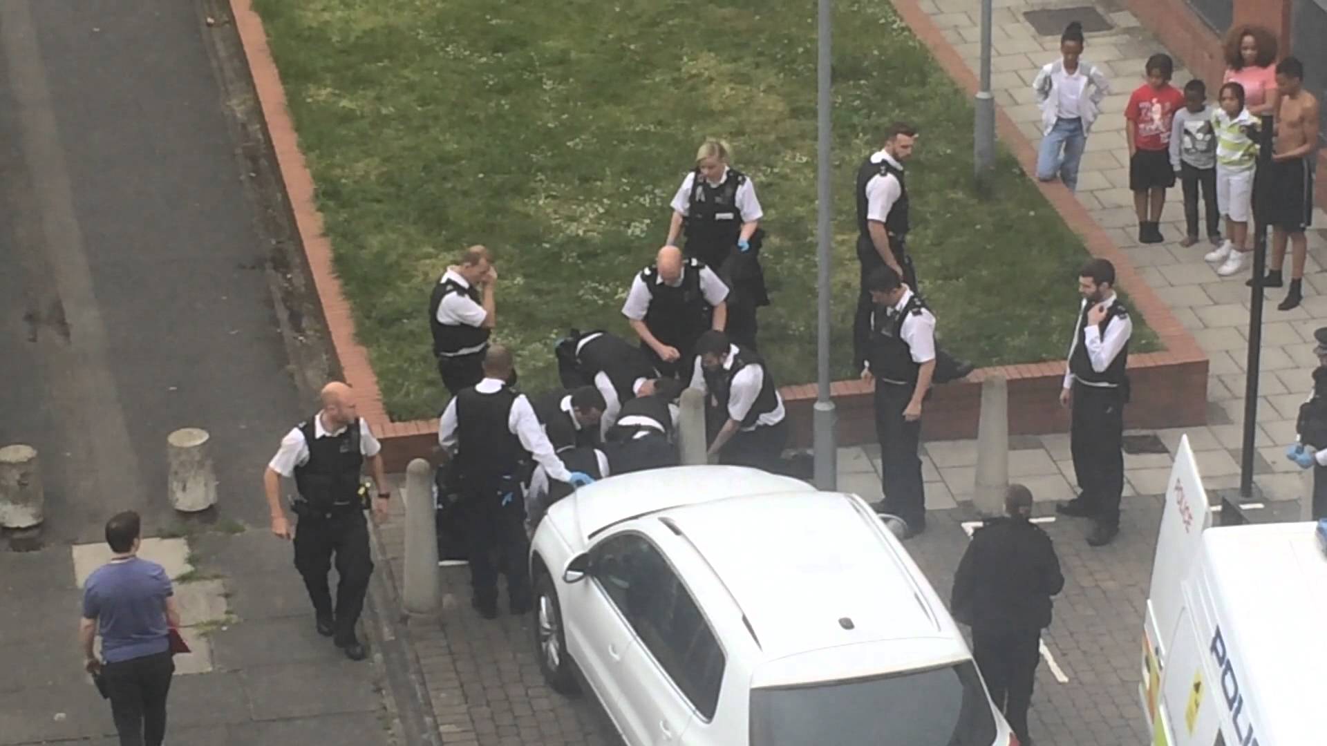 VIDEO: Tikmēr Londonā… 20 policisti tvarsta 1 noziedznieku! (Police taser man in Hackney, London on 23 May 2015!)