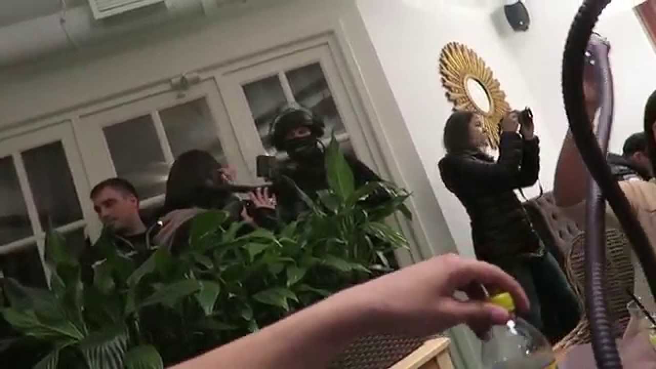 VIDEO: Vitālijam atpūšoties kādā Krievijas klubā, apmeklētājus pārsteidz policijas specvienība! (SEARCHED BY THE RUSSIAN SPETSNAZ – SWAT TEAM)