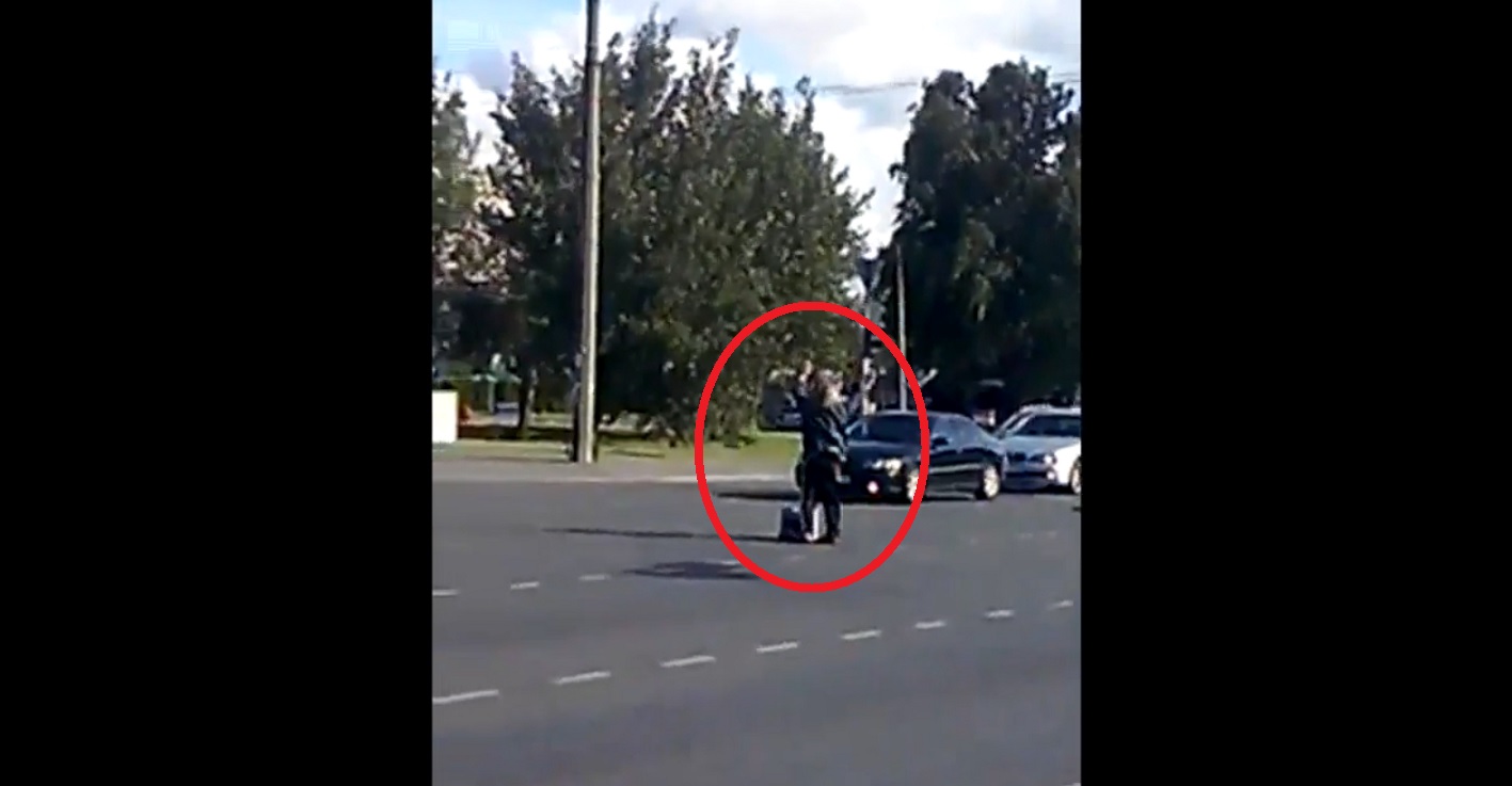 VIDEO: Amizants skats Rīgas ielās! Garāmgājējs, kurš izdarīja to, kas bija jādara policijai!