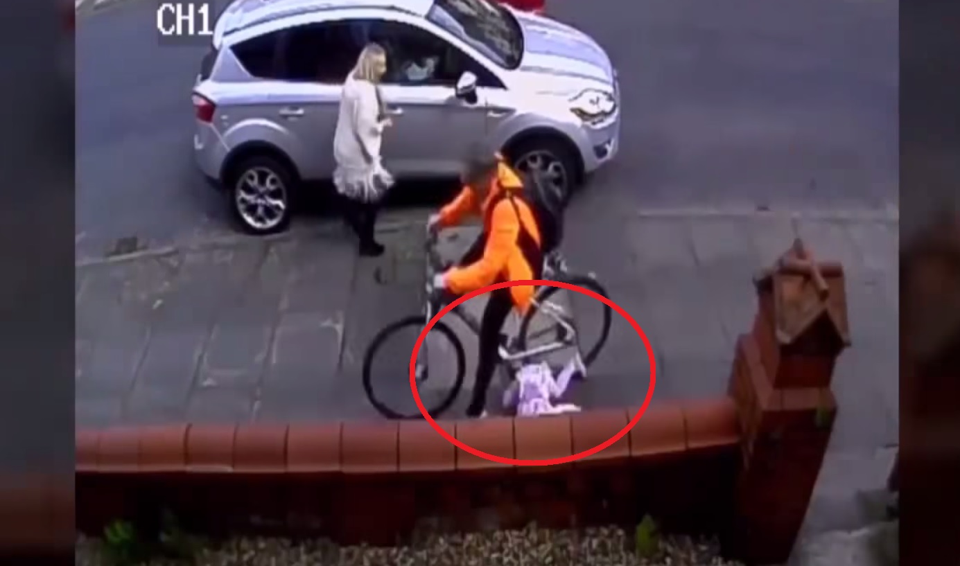 VIDEO: Šausmīgi! Velosipēdists notriec trīsgadīgu meiteni, velk to aiz sevis un pamet notikuma vietu! (Horrifying moment hit-and-run cyclist riding on pavement smashes into three-year-old girl and drags!)