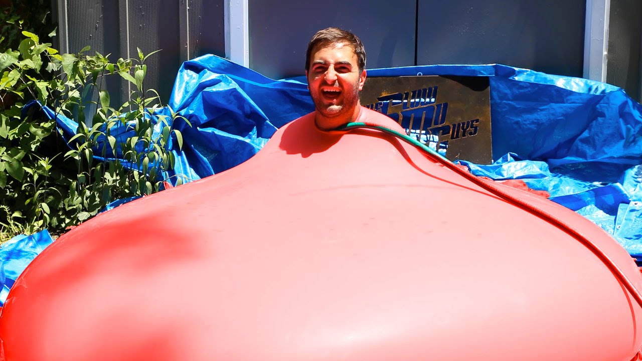 VIDEO: Pieaudzis vīrietis milzu ūdens balonā! (6ft Man in 6ft Giant Water Balloon – 4K – The Slow Mo Guys)