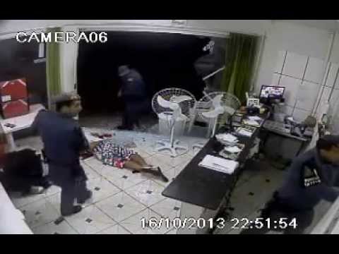 VIDEO: 18+ Brīdinām! Video ir nepatīkami skati! Policijas darbs Brazīlijā. (Brazilian police do not fuck around)