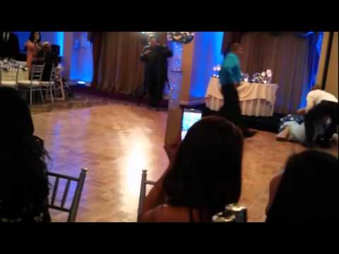VIDEO: Atmugurisko salto savā kāzu dienā? Kāda runa! (Groomsman Backflips Into Bridesmaid at Wedding)